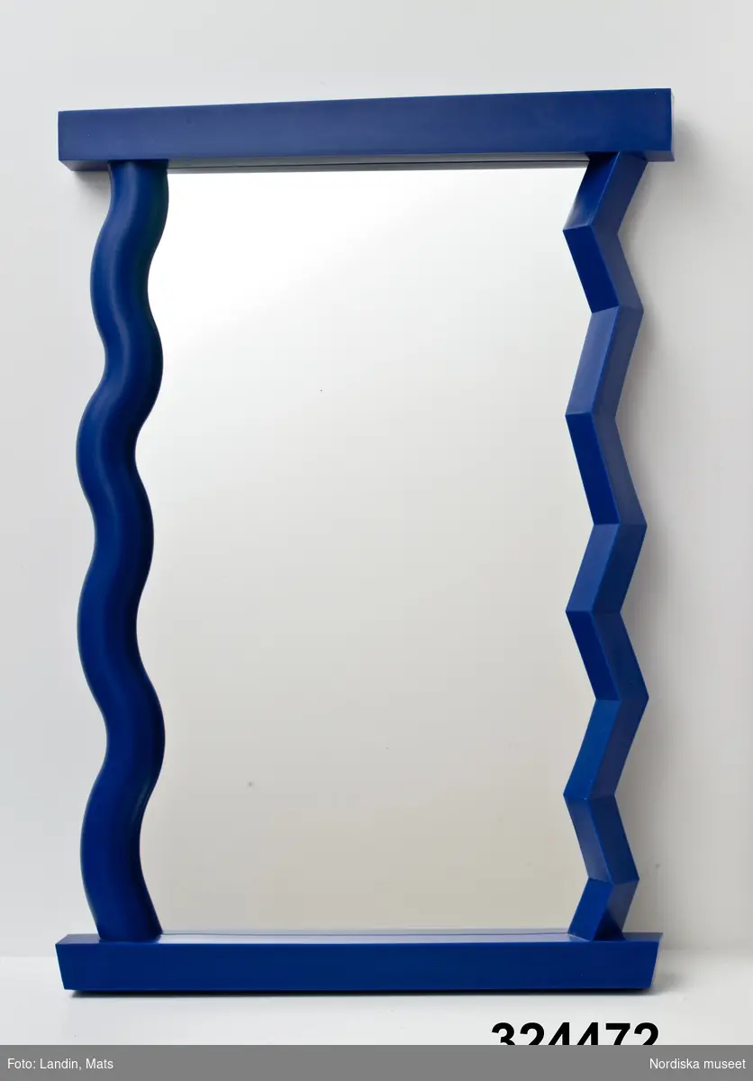 Uppgifter från katalogkort:
Spegel "Ulk". Rektangulär form. Spegelramen med slätt över- och understycke. Långsidorna vågiga. Tillverkad av gjuten, klarblå polypropylen. Slätt spegelglas.
Enligt uppgift i IKEA:s katalog från 1996, s. 151, kostar spegeln 149 kronor och lanserades som nyhet det året. Spegeln kan även fås i orange och gröngult.
/Ulrika Burman 1996
/Anna Womack 2009-06-10