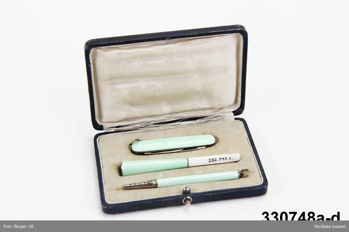 Etui innehållande pennskaft, cigarettmunstycke och pennkniv. Se respektive post för mer information om dessa.