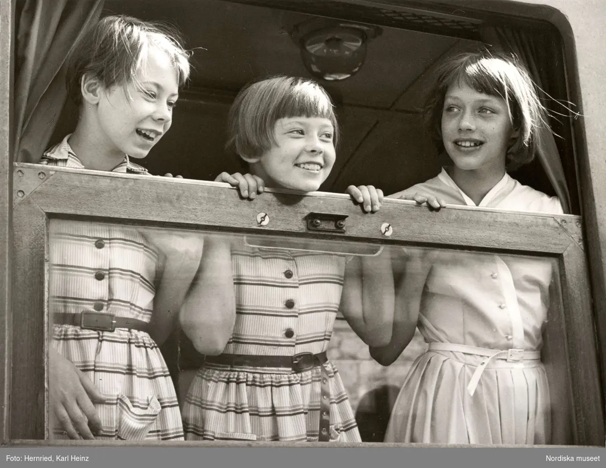 Tre flickor i tågfönster