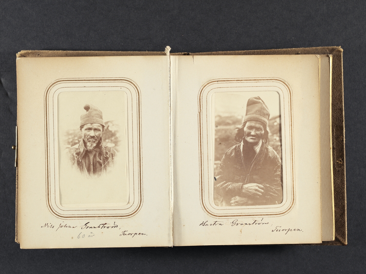 Porträtt av Nils Granströms hustru, namn okänt. Tuorpons sameby, Jokkmokks sn. Ur Lotten von Dübens fotoalbum med motiv från den etnologiska expedition till Lappland som leddes av hennes make Gustaf von Düben 1868.