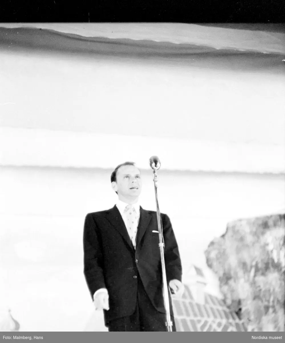 Frank Sinatra på scen under Sverigeturnén, Finspångs Folkets park. 