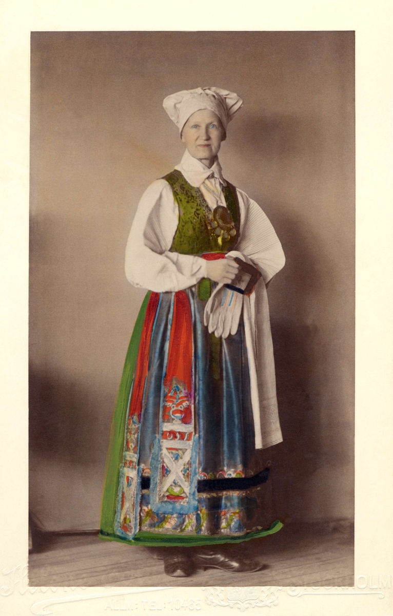 Färglagt foto på en kvinna i dräkt från norra Skåne.