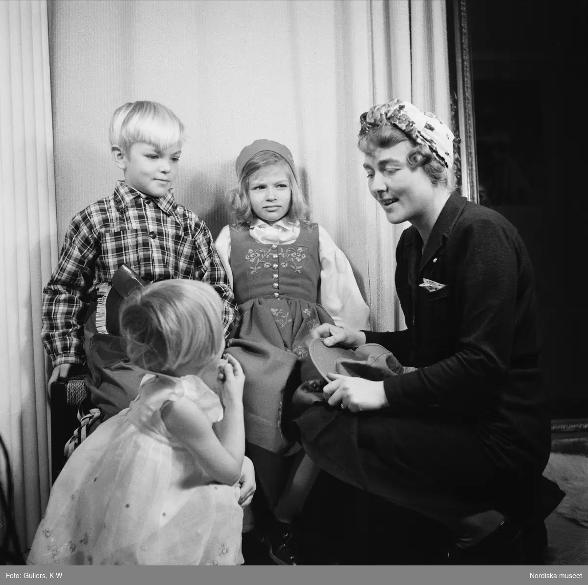 Porträtt av skådespelaren Edvin Adolphsons barn, sonen Olle Adolphson (1934-2004) och dottern Kristina Adolphson (född 1937).