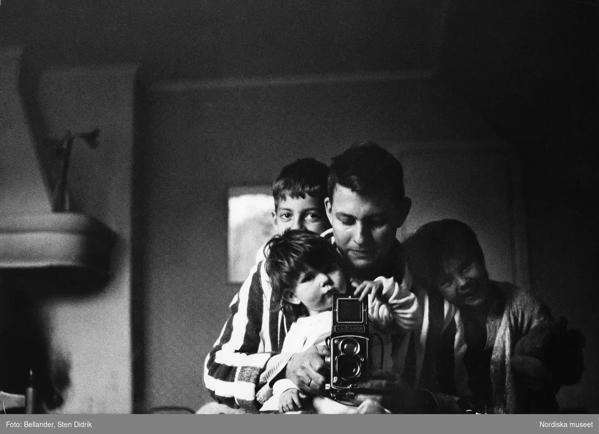 Självporträtt. Fotografen tar en bild av sig själv och sina tre barn med en Rolleiflex.