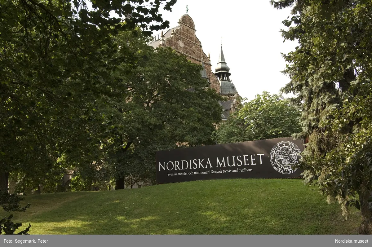 Nordiska museet , skylt utanför museibyggnaden på kullen framför Norra Porten. Augusti 2008.