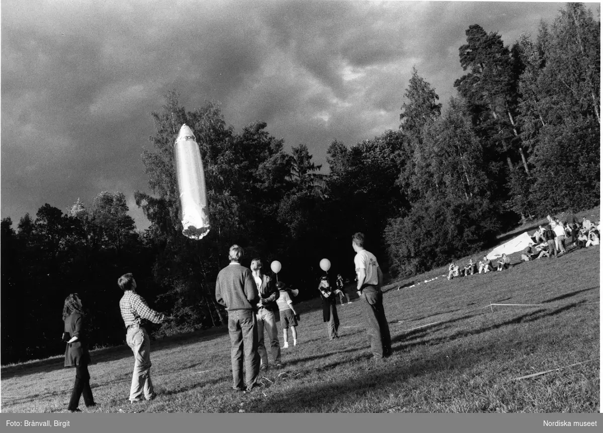 "Phösning", "nollning", för studenter till Flygsektionen vid Kungliga Tekniska högskolan i Stockholm 1993. Experiment med ballonger och raketer utomhus.