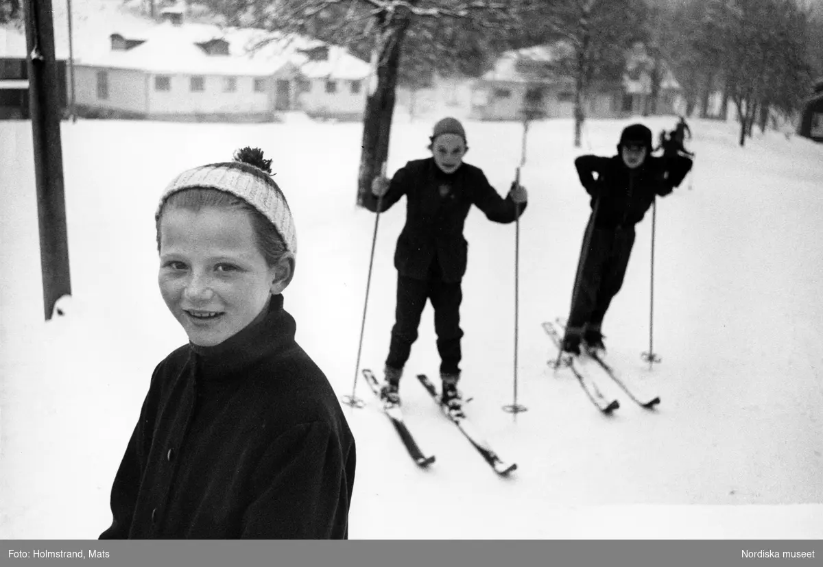 Ungerska flyktingar, Loka brunn. Pojkar på skidor.
