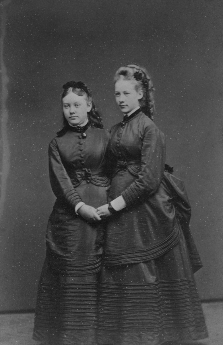 Parporträtt föreställande två unga kvinnor i sorgkläder. Viken, Allerum socken, Luggude härad i Skåne.