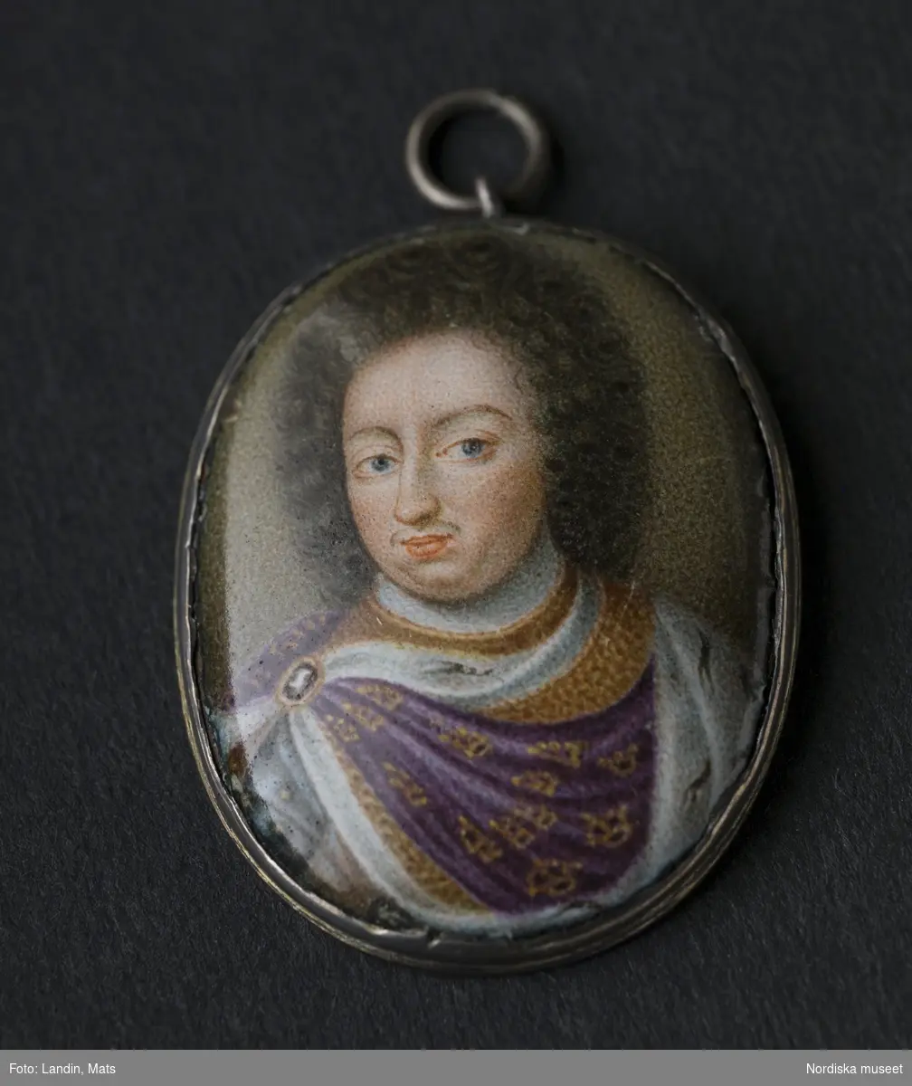 Miniatyrporträtt i emalj föreställande Karl XI (1655-11-24-1697-04-05) med smycken. Föremål ur Nordiska museets samlingar invnr.148699.
Se även föremålsposten,  relaterade objekt.