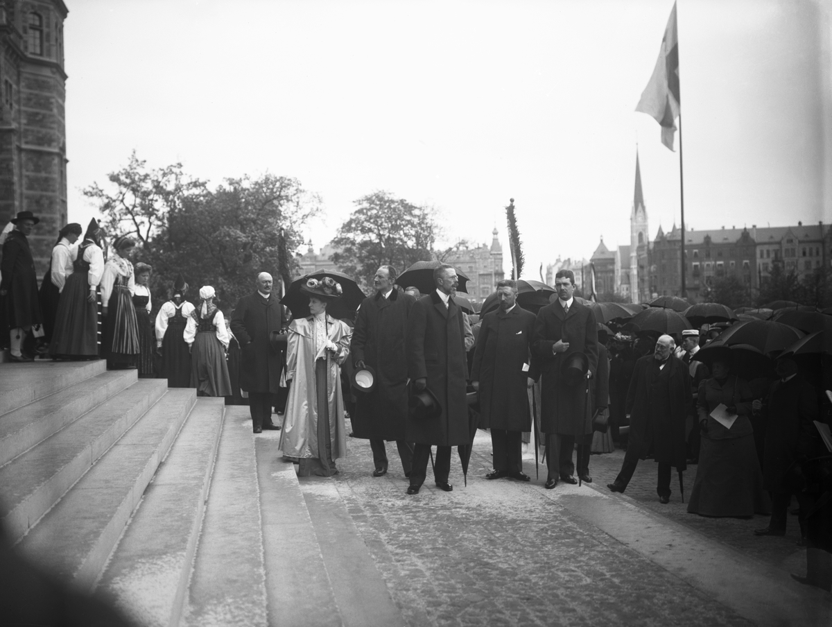 Nordiska museets invigning 1907. Kronprins Gustav förklarar Nordiska museet öppnat. Bakom kronprinsen står prinsessan Ingeborg och prins Carl tillsammans med prinsarna Eugen och Gustaf Adolf.