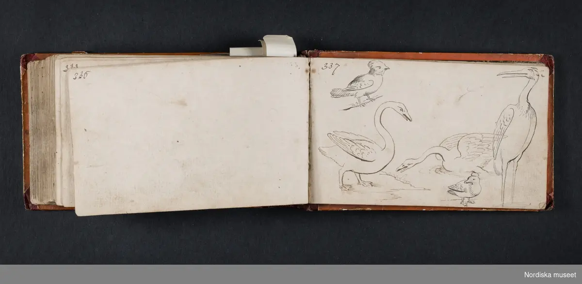 "Röda boken". Liten bok med initialerna H B på framsidan och årtalet 1728 på baksidan. Boken innehåller skisser av myter, människor, djur, byggnader och växter. Enligt medföljande utdrag ur brev från Knut Almström till direktör Fredrik Wehtje 1952 så har boken tillhört Petter Gustaf Löfström och därefter en man med efternamnet Bundred som var gravör vid Rörstrand.