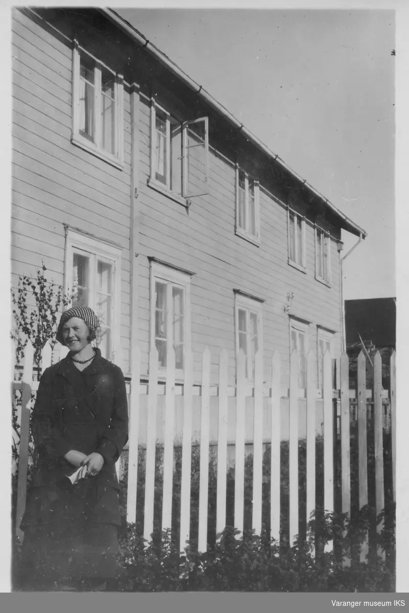Dagmar Sundelin foran Halonengården, 1931.