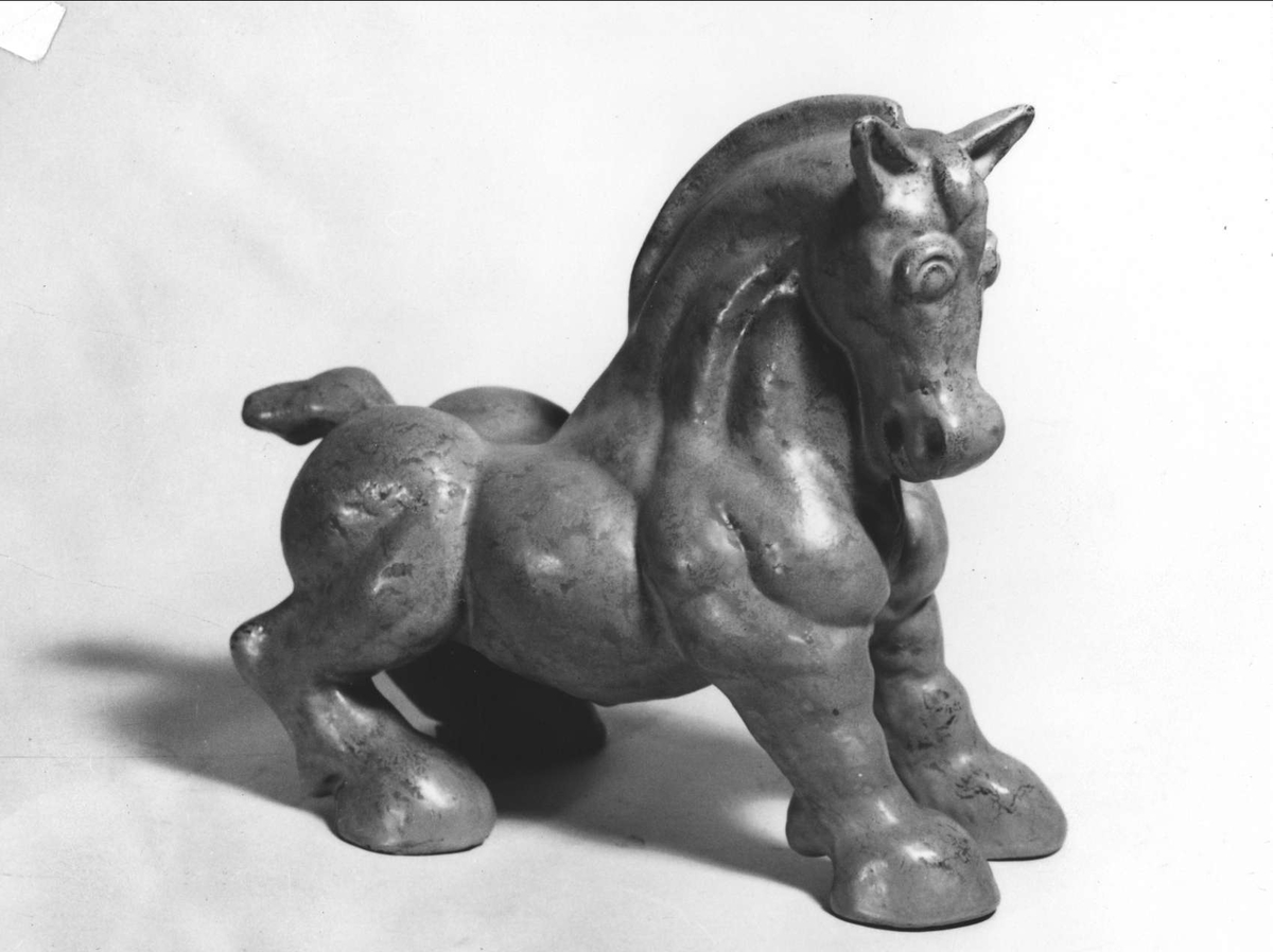 Figur, i form av en häst, av lergods.