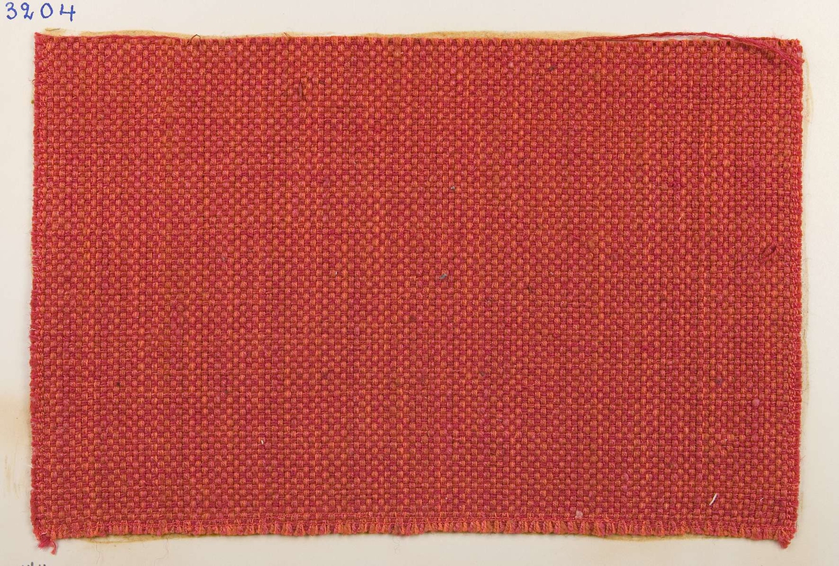 Vävprov ämnat för möbeltyg vävt med bomulls-, ull- och lingarn i vävtekniken panama, rött. Vävprovet har nummer "B-3204".