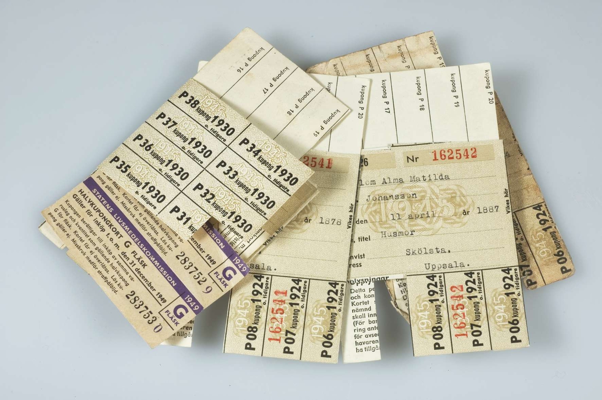 Fyra ransoneringskort, personkort, av papper, sannolikt utfärdade år 1945. Två s k halvkupongkort för fläsk utärdade av Statens livsmedelskommission år 1949. Kuponger har klippts bort från personkorten.