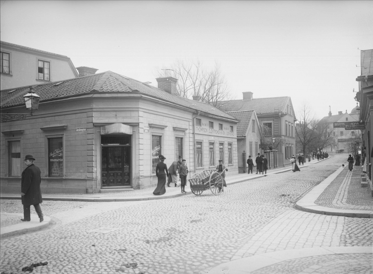 Sysslomansgatan mot sydöst från S:t Olofsgatan, kvarteret Karin, Uppsala 1901 - 1902