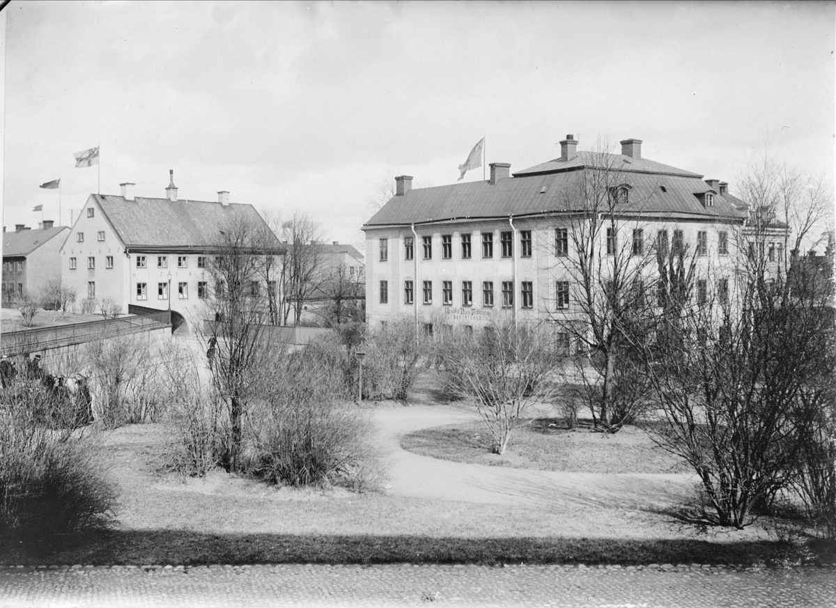 Riddartorget i Uppsala från väster 1901 - 1902, med Oxenstiernska huset och Skyttenanum
