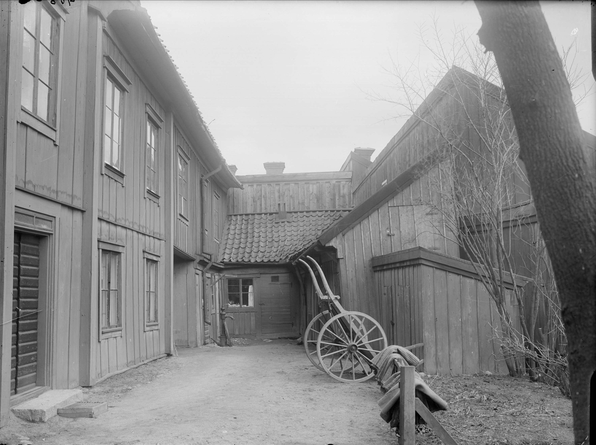 Gårdsinteriör, Dragarbrunnsgatan 11, kvarteret Hjorten, Uppsala 1908