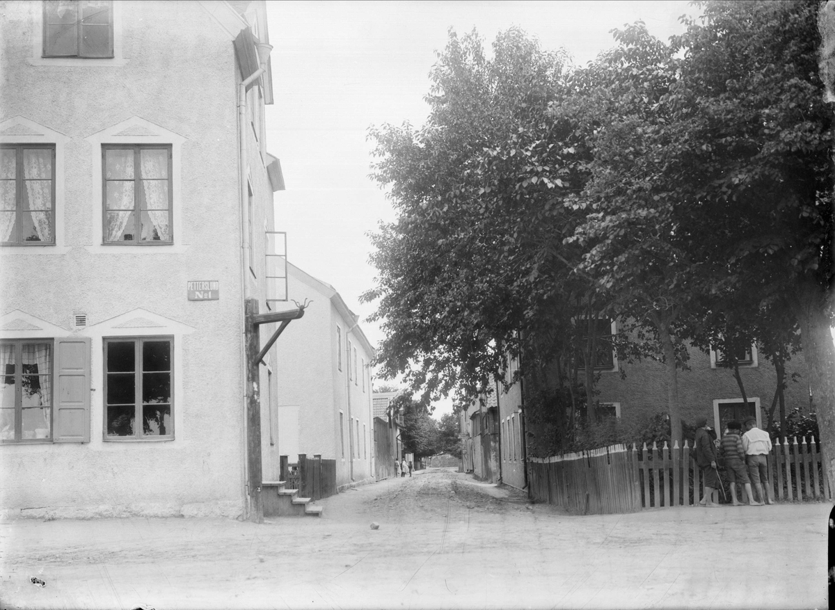 Lundagatan, kvarteret Petterslund till vänster och kvarteret Salnecke till höger, Fålhagen, Uppsala 1908