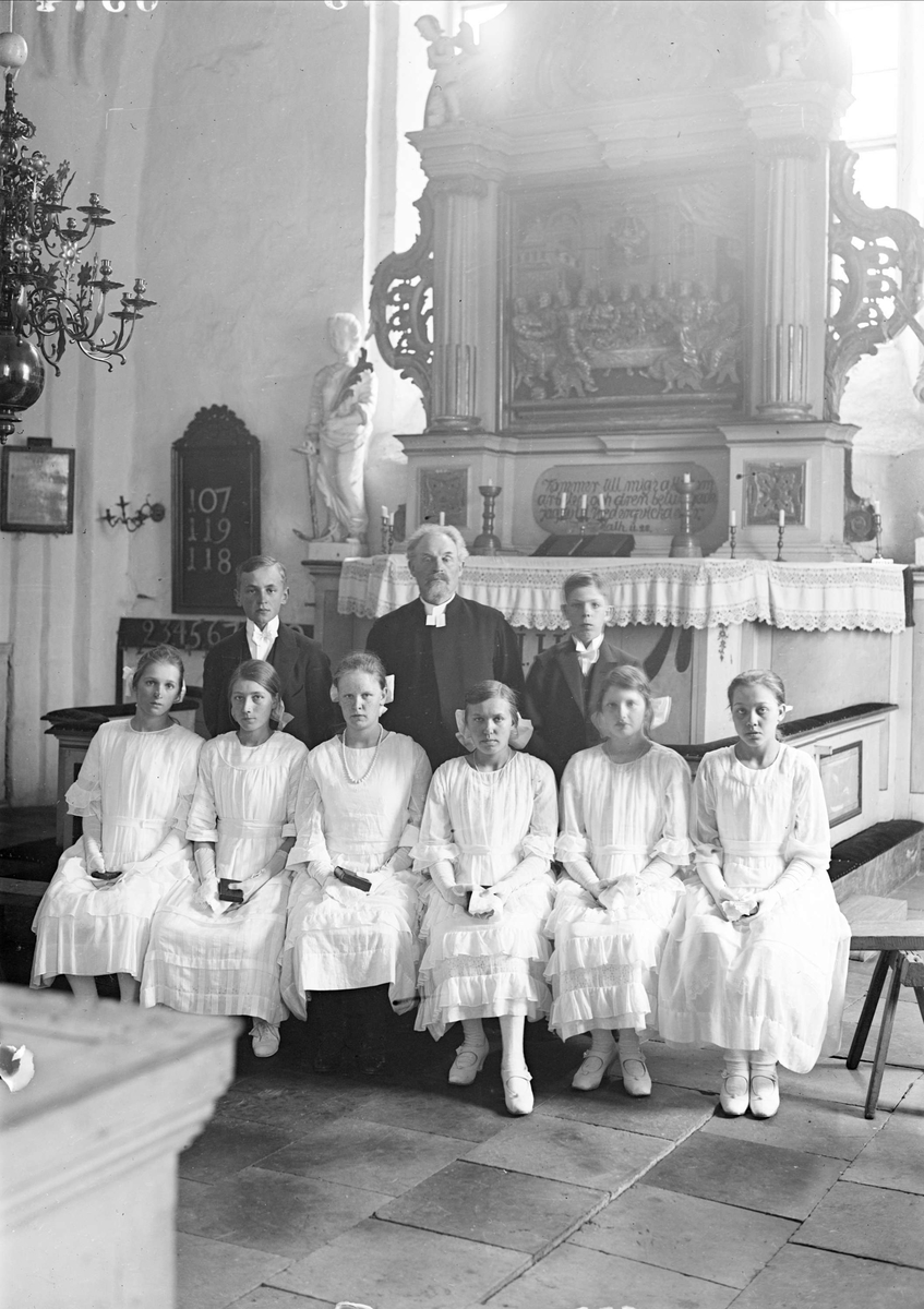 "Läsbarnen i Frösthult 1922 inuti kyrkan", Frösthults socken, Uppland 1922