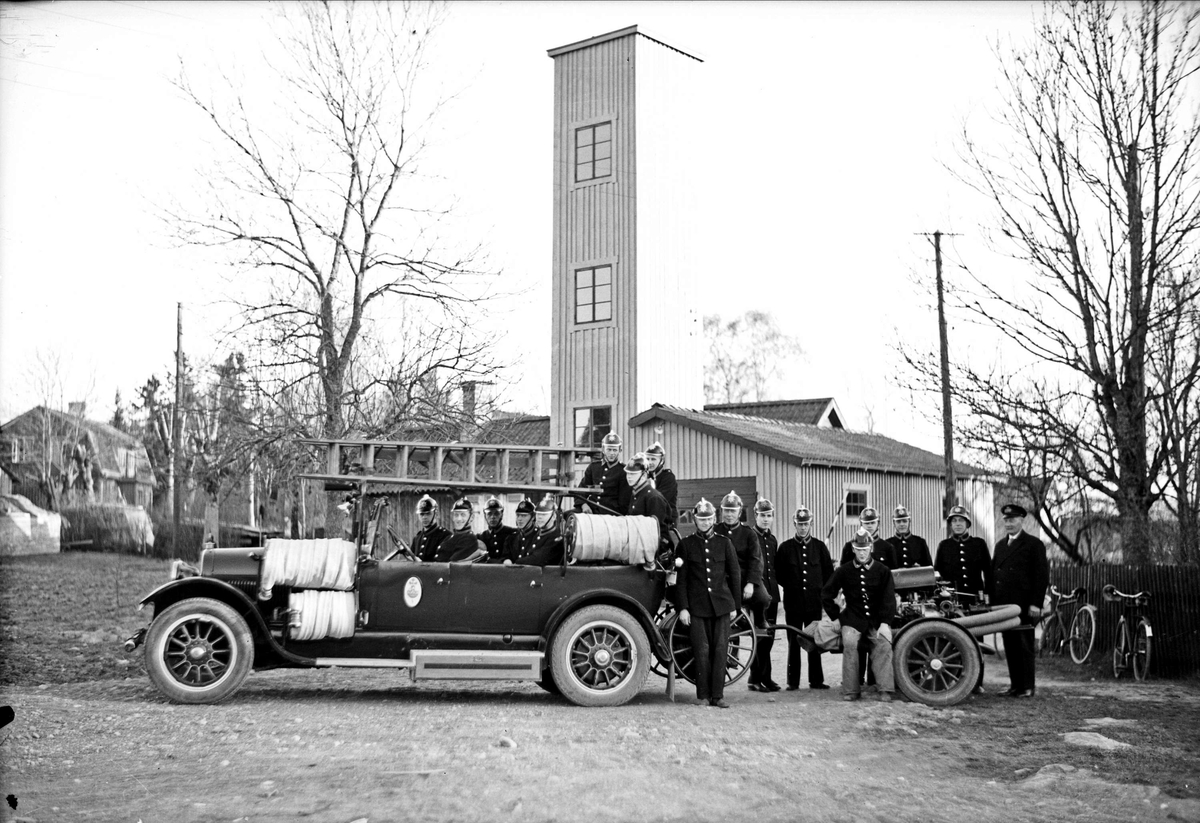 Grupporträtt - brandkåren i Storvreta, Ärentuna socken, Uppland 1937