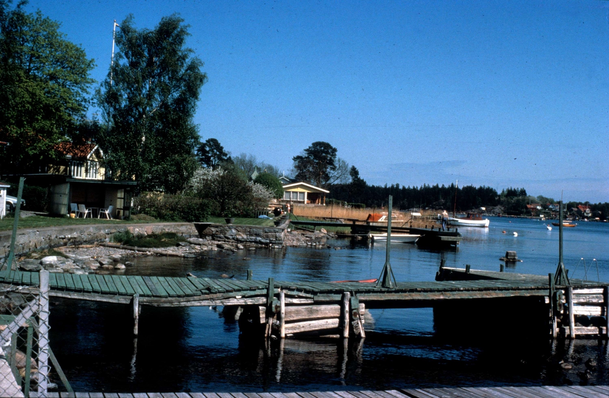 Bryggor och hamn, Furusund, Blidö socken, Uppland 1985