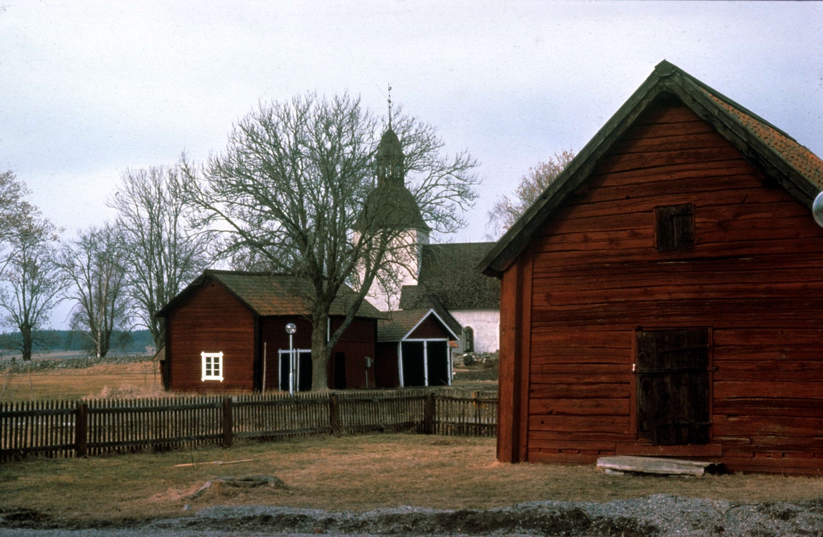 Kyrkomiljö vid Biskopskulla kyrka, Biskopskulla socken, Uppland 1976
