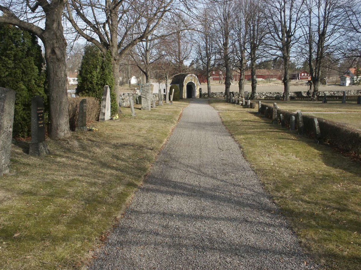 Kyrkogården vid Veckholms kyrka, Veckholms socken, Uppland april 2005