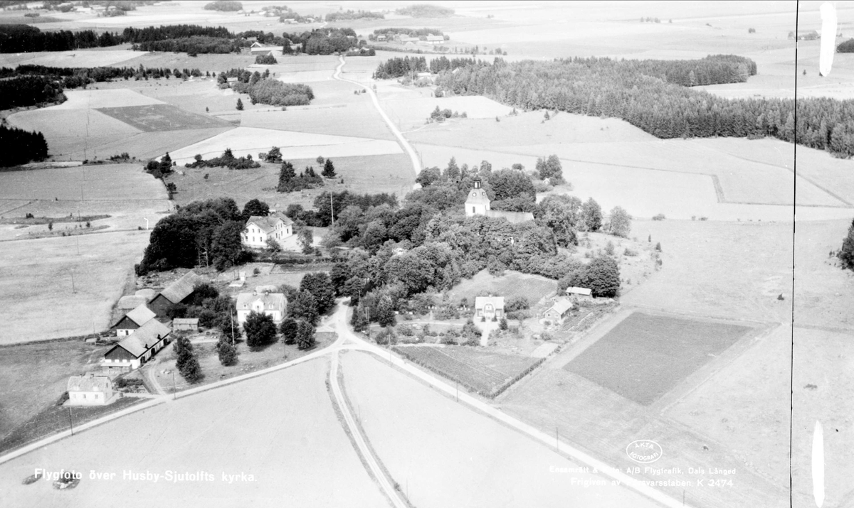 Flygfoto över Husby och Husby-Sjutolfts kyrka, Husby-Sjutolfts socken, Uppland 1947