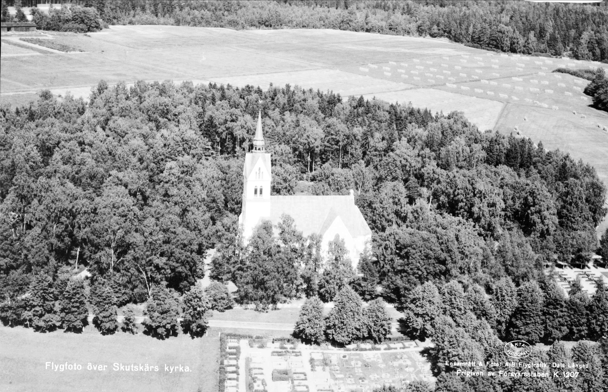 Flygfoto över Skutskärs kyrka, Älvkarleby socken, Uppland 1947