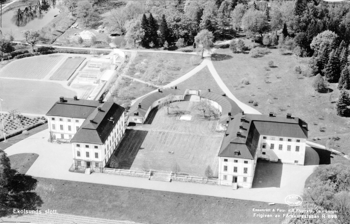 Flygfoto över Ekolsunds slott, Husby-Sjutolfts socken, Uppland  1955