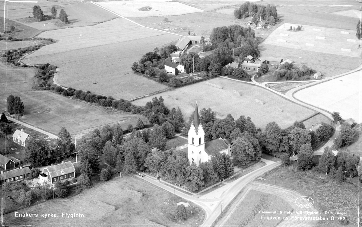 Flygfoto över Enåkers kyrka med omgivande bebyggelse, Enåkers socken, Uppland år 1953