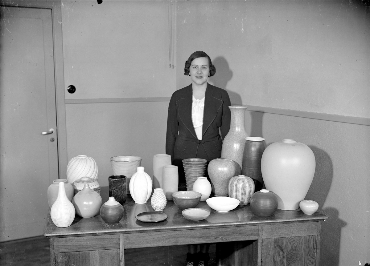 Konstnären Anna-Lisa Thomson med keramik, Uppsala 1937