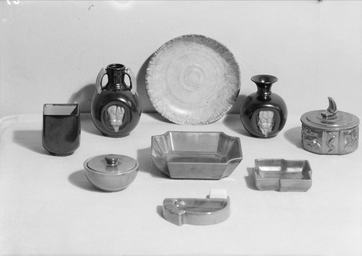 Vaser, fat och burkar med lock av keramik från Upsala-Ekeby AB, Uppsala