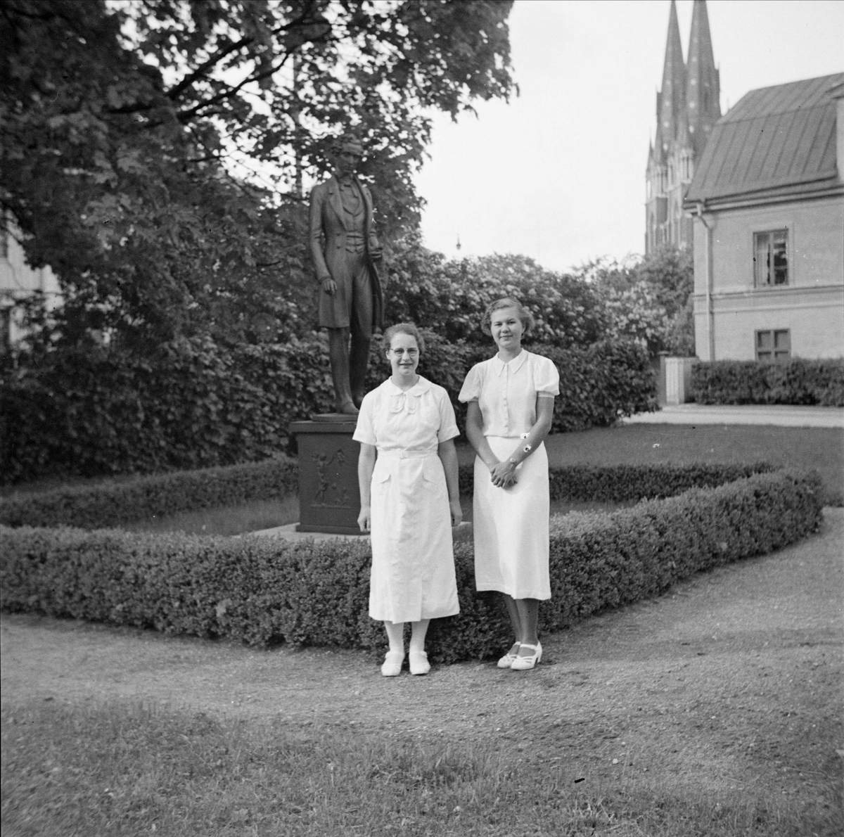 Birgitta Sundgren tillsammans med en väninna, Uppsala 1937