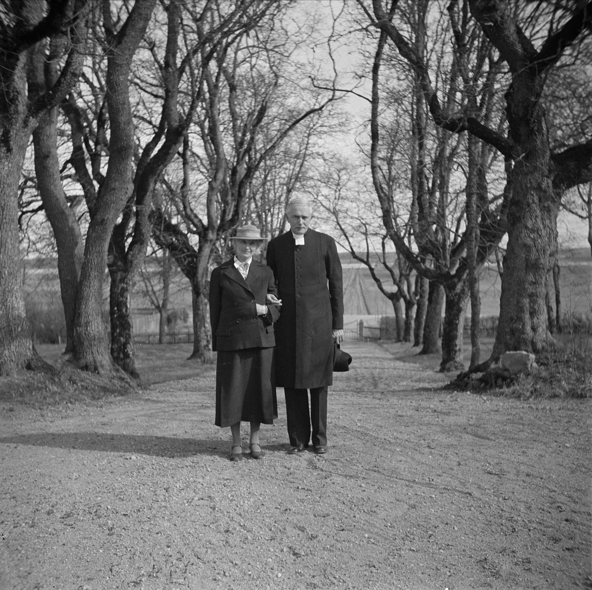 Kyrkoherde Tollsten med fru vid prästgården i samband med konfirmation, Vendels socken, Uppland 1937
