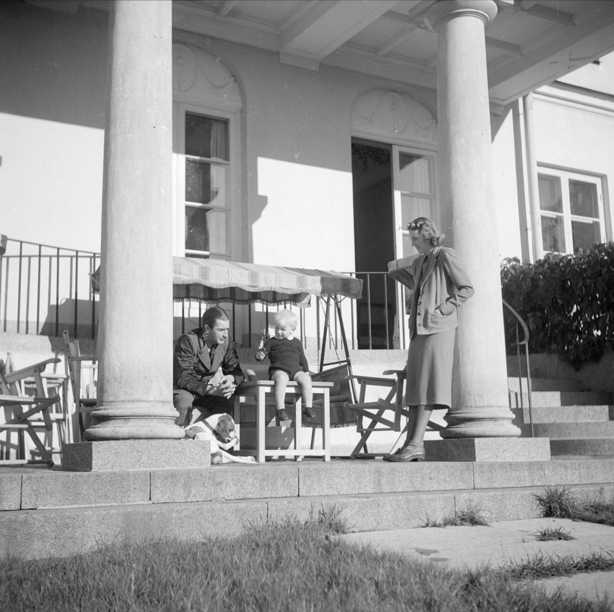 Kungliga Vattenfallsstyrelsen - familj med hund ute på terrassen, sommaren 1937