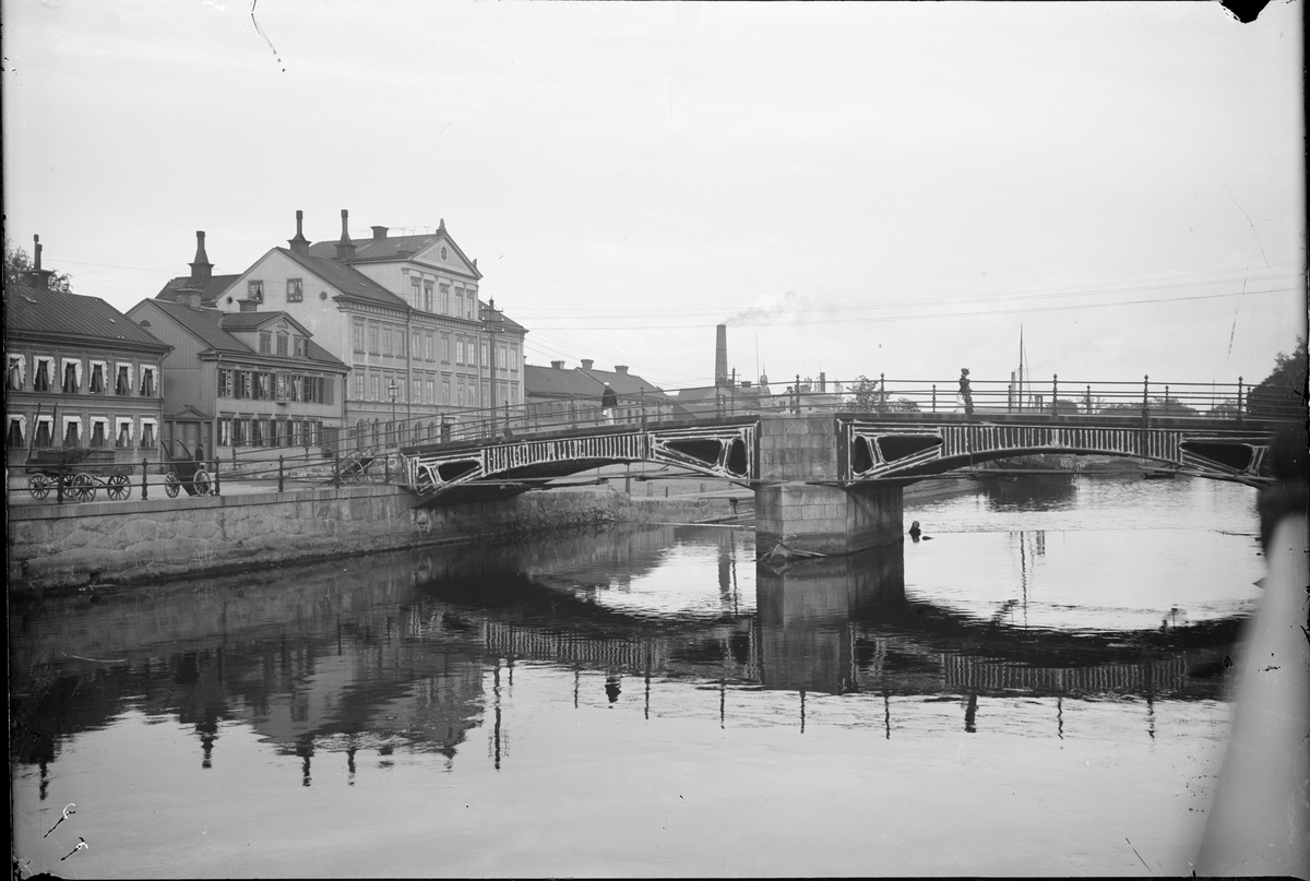 Islandsbron och Östra Ågatan med kvarteret Gudrun, Uppsala 1880-tal