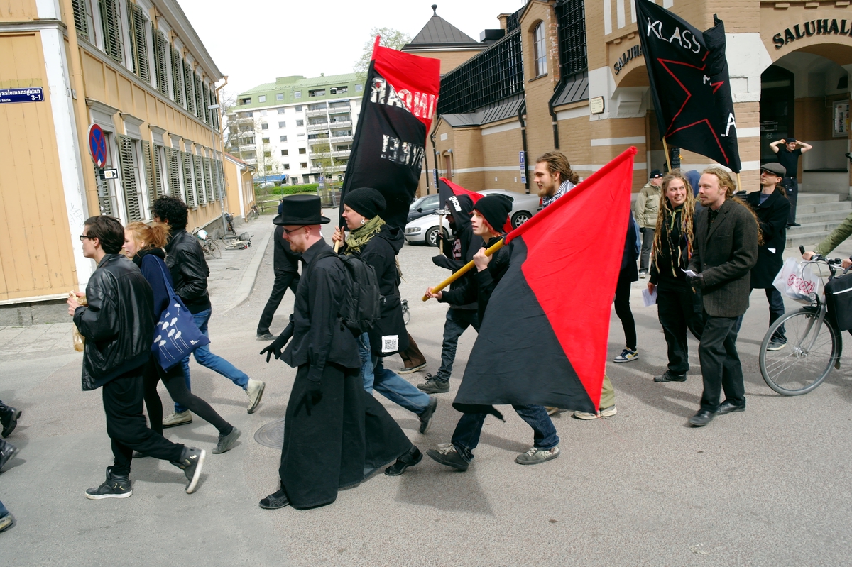 Syndikalisterna passerar Vattugränd, 1 maj-demonstration, Uppsala 2011