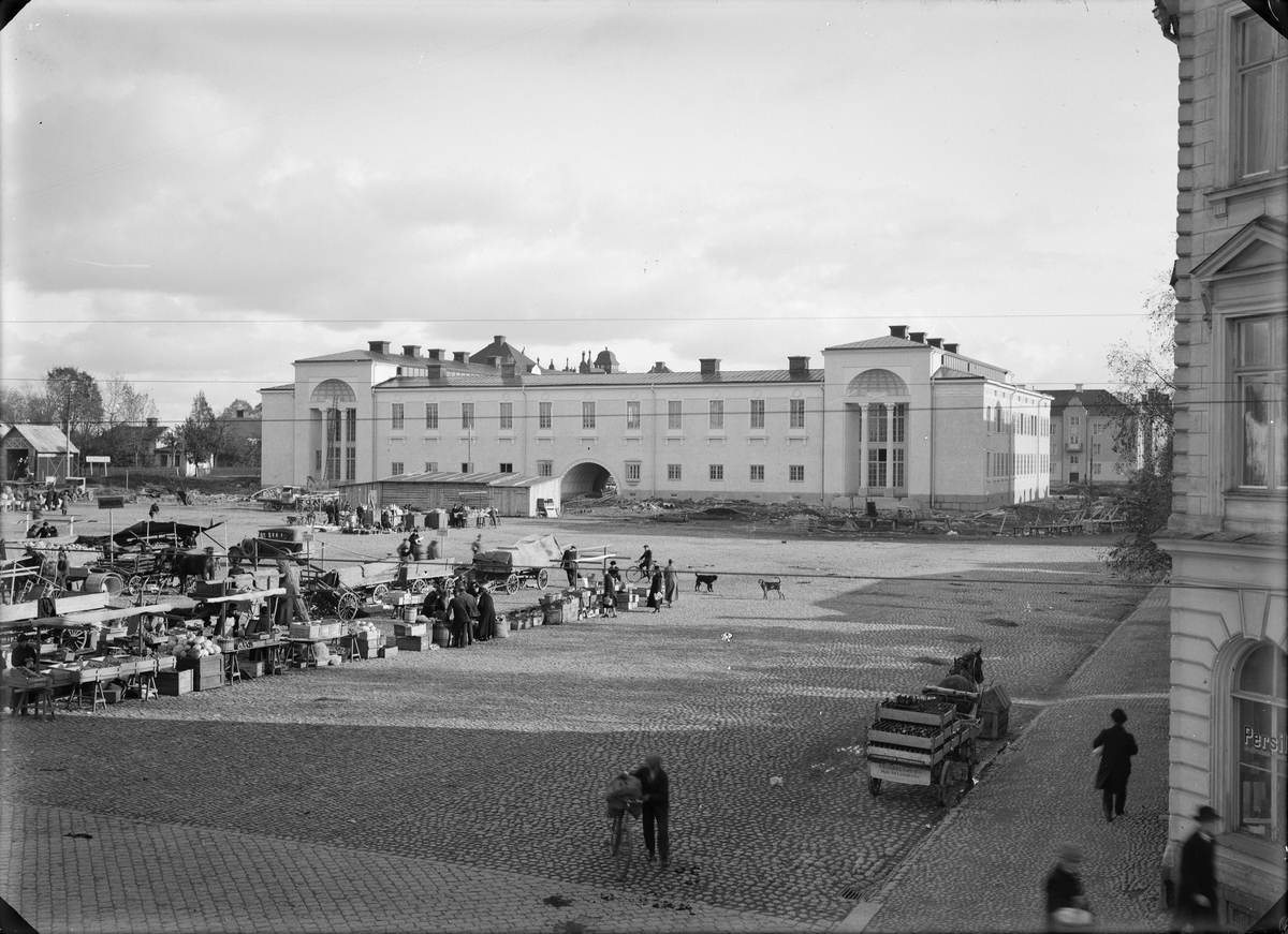 Vaksala torg med Vaksalaskolan i fonden, Fålhagen, Uppsala, sannolikt 1927