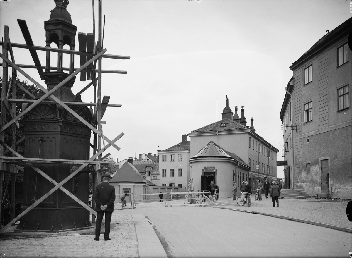 S:t Eriks källa och Gillbergska huset, kvarteret Holmen, Uppsala innan invigningen av Genomfarten augusti 1935