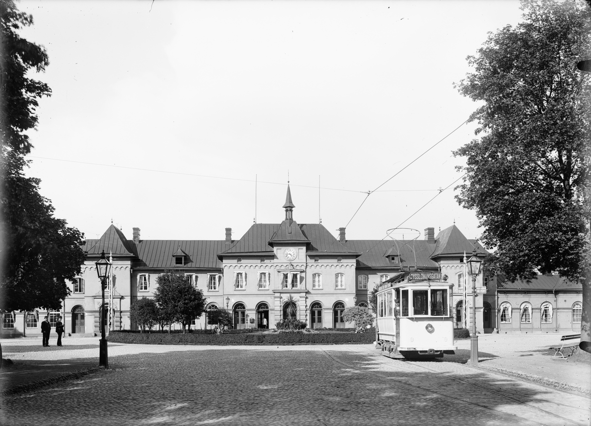 Spårvagn och Uppsala centralstation från Bangårdsgatan, Uppsala
