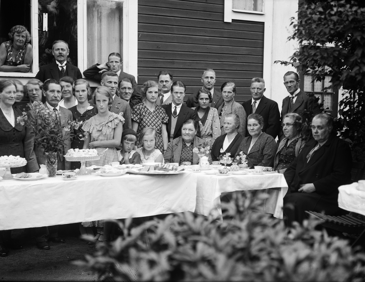 Grupporträtt vid kaffebord, sannolikt Uppsala, 1933