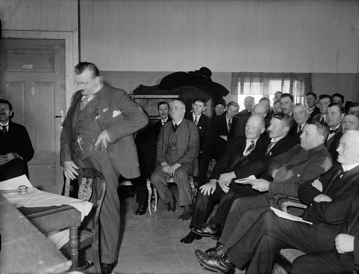 "Arrendatorer Upland runt besluta organisera sig vid Alundamöte" - landstingsman Olsson från Skärplinge har ordet på mötet i Alunda Ordenshus, Uppland 1933