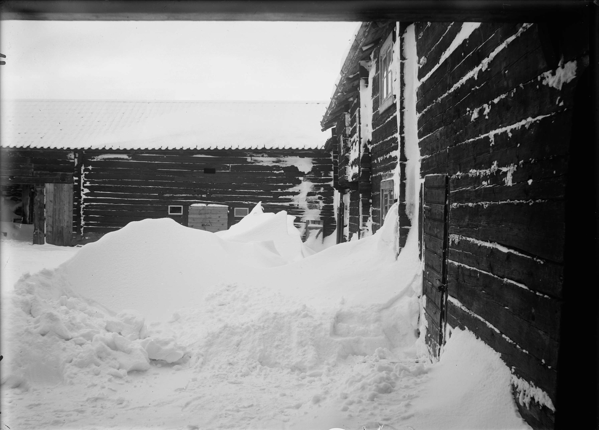 Gränbygården på friluftsmuseet Disagården, Gamla Uppsala i snö år 1931