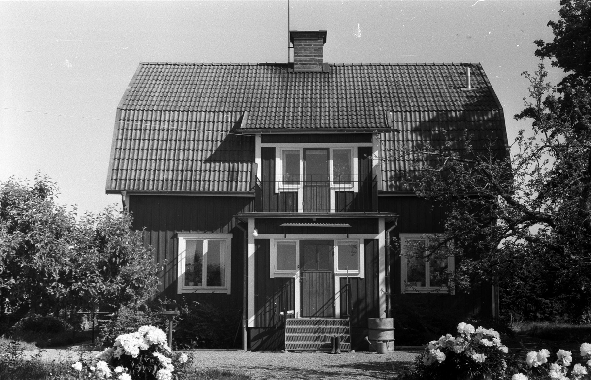Bostadshus, Åsby 1:1 och 1:2, Björklinge socken, Uppland 1976