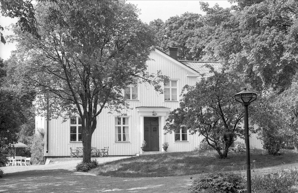 Bostadshus, Berga 1:1 och 1:2, Berga, Danmarks socken, Uppland 1977