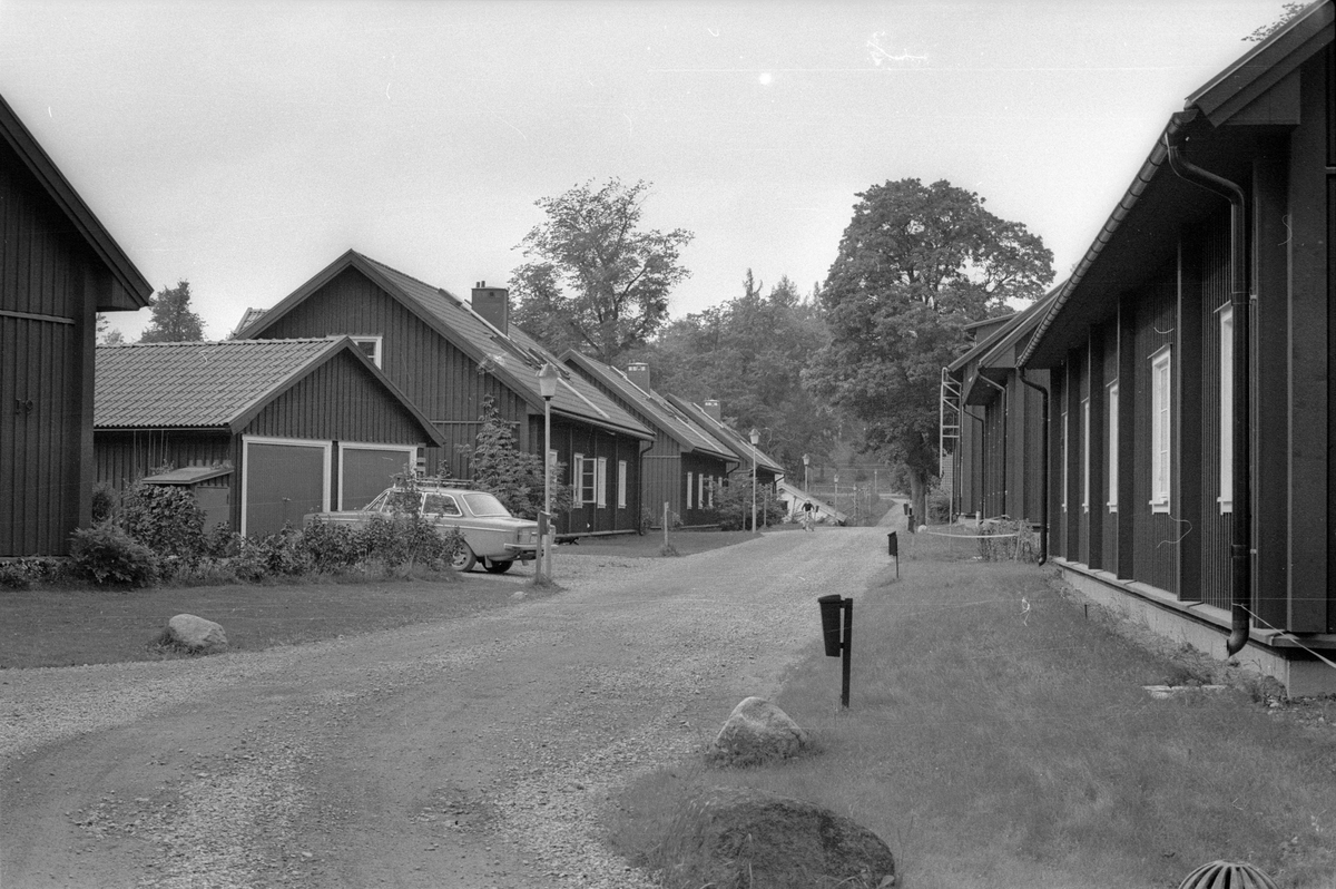 Norra gatan från öster, Vattholma bruk, Vattholma, Lena socken, Uppland 1978