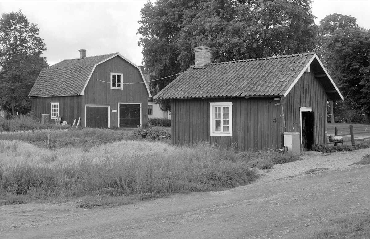 Trädgårdsbod och smedja, Hallkved 1:6, Hallkved, Funbo socken, Uppland 1982 