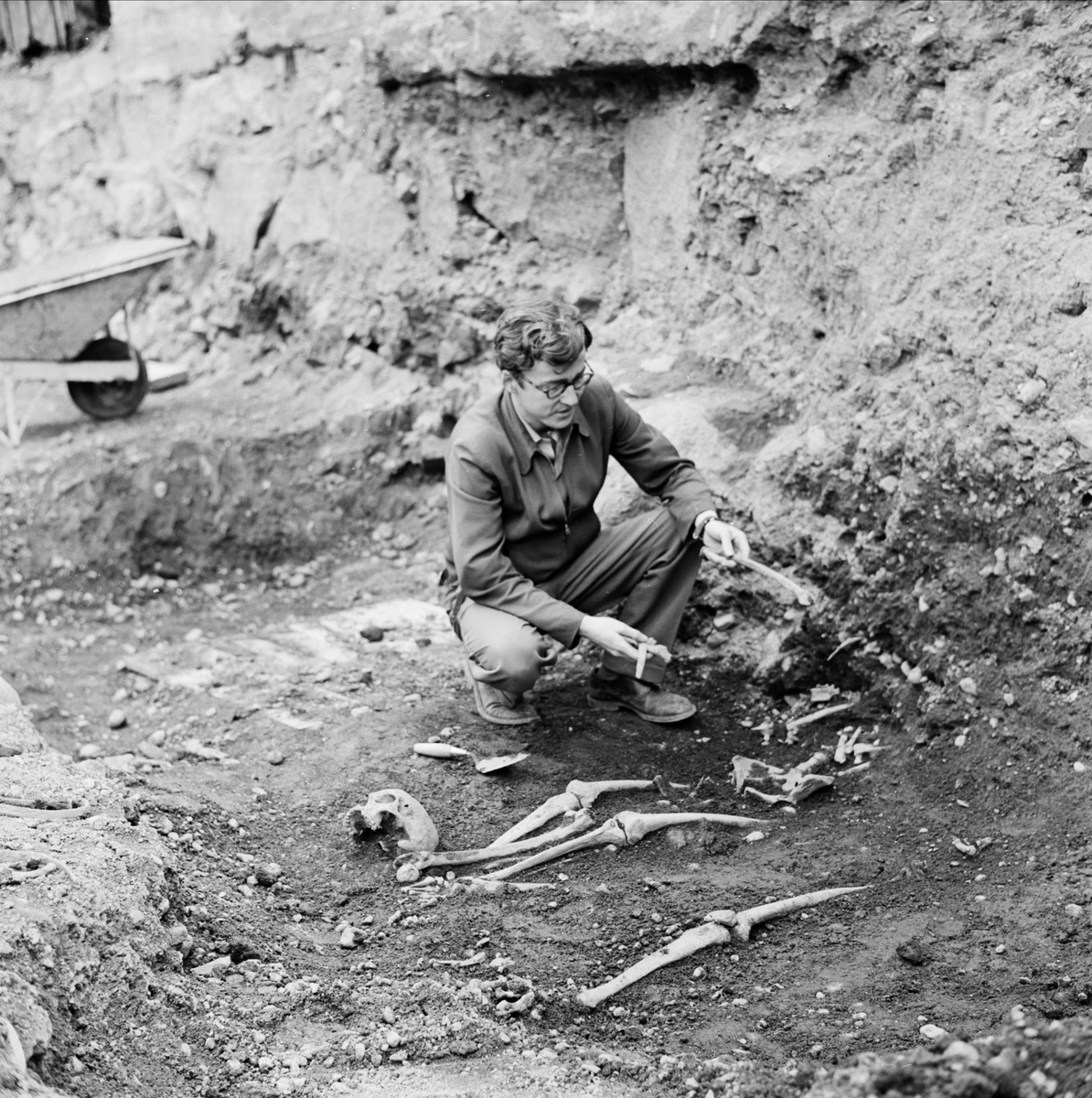 "Fina grävningsfynd bekräftar hypoteser", arkeologisk undersökning, sannolikt i Uppsala,1962